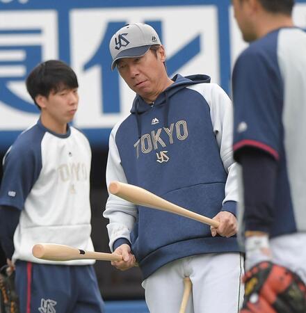 　魚雷バットを手に持つ高津監督（撮影・佐藤厚）