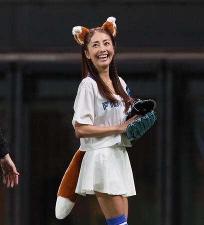 　始球式を務めた熊切あさ美（撮影・中島達哉）