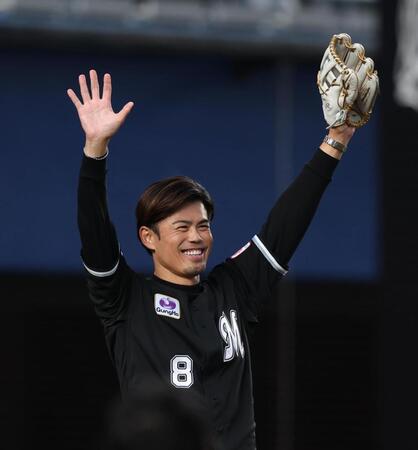 　応援歌の合唱に喜ぶ今江敏晃氏（撮影・金田祐二）