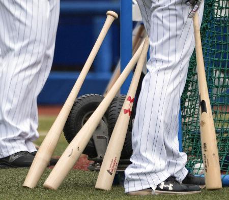 　ロッテの試合前練習で用意された魚雷バット（左２本）＝ＺＯＺＯマリン
