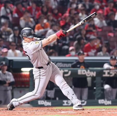 　４回、左前打を放つ岡本（撮影・市尻達拡）