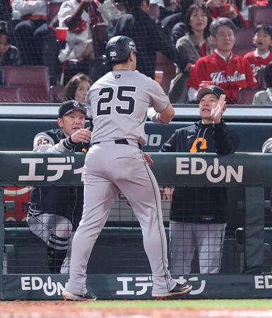 　４回、生還した岡本を迎える阿部監督（撮影・市尻達拡）