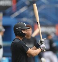 　魚雷バットを手にする藤原（撮影・金田祐二）