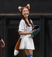 　始球式を務めた熊切あさ美（撮影・中島達哉）