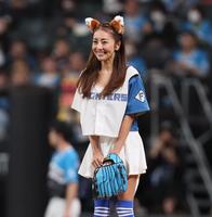 　始球式を務める熊切あさ美（撮影・中島達哉）