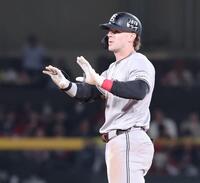 　４回、左中間へのタイムリー二塁打を放ったキャベッジ（撮影・市尻達拡）