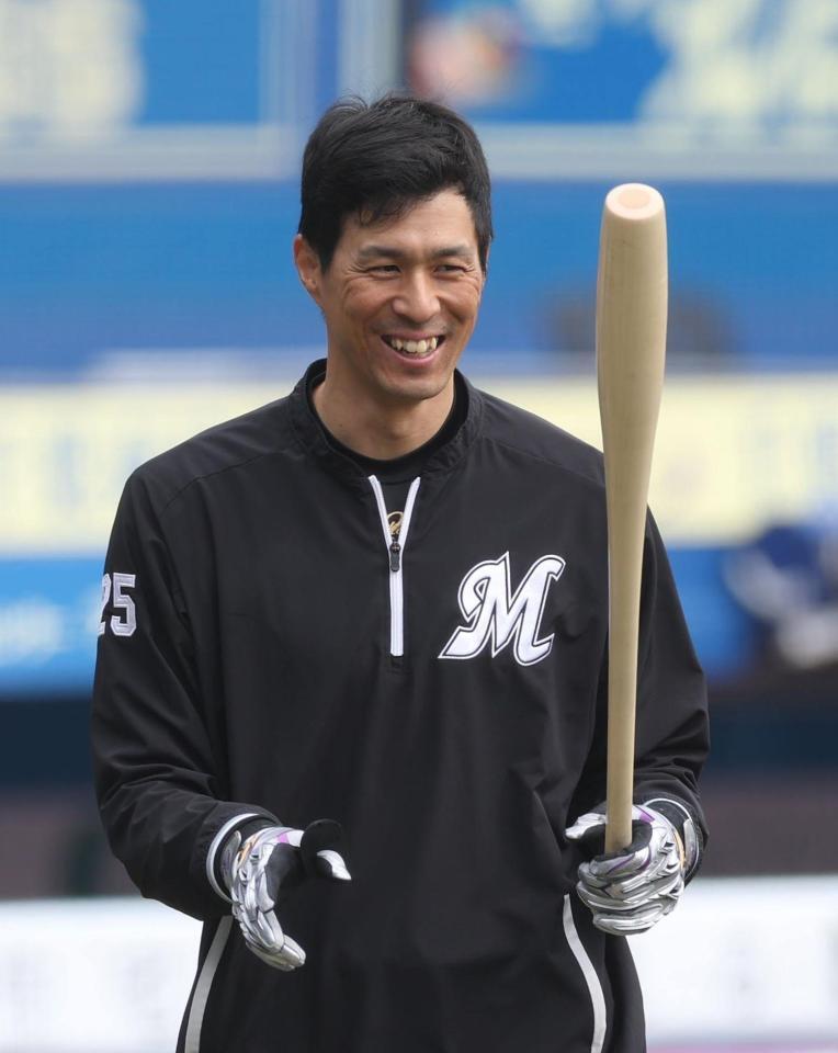 　魚雷バットを手にする岡（撮影・金田祐二）