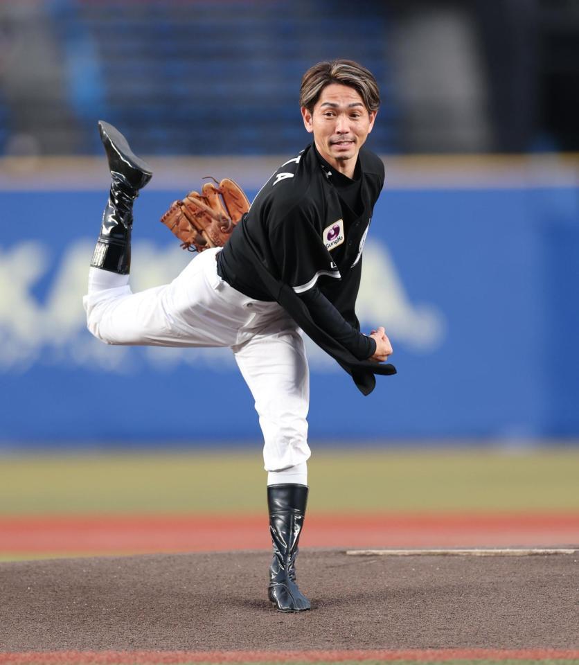 　ファーストピッチセレモニーを務める戸崎圭太騎手（撮影・金田祐二）