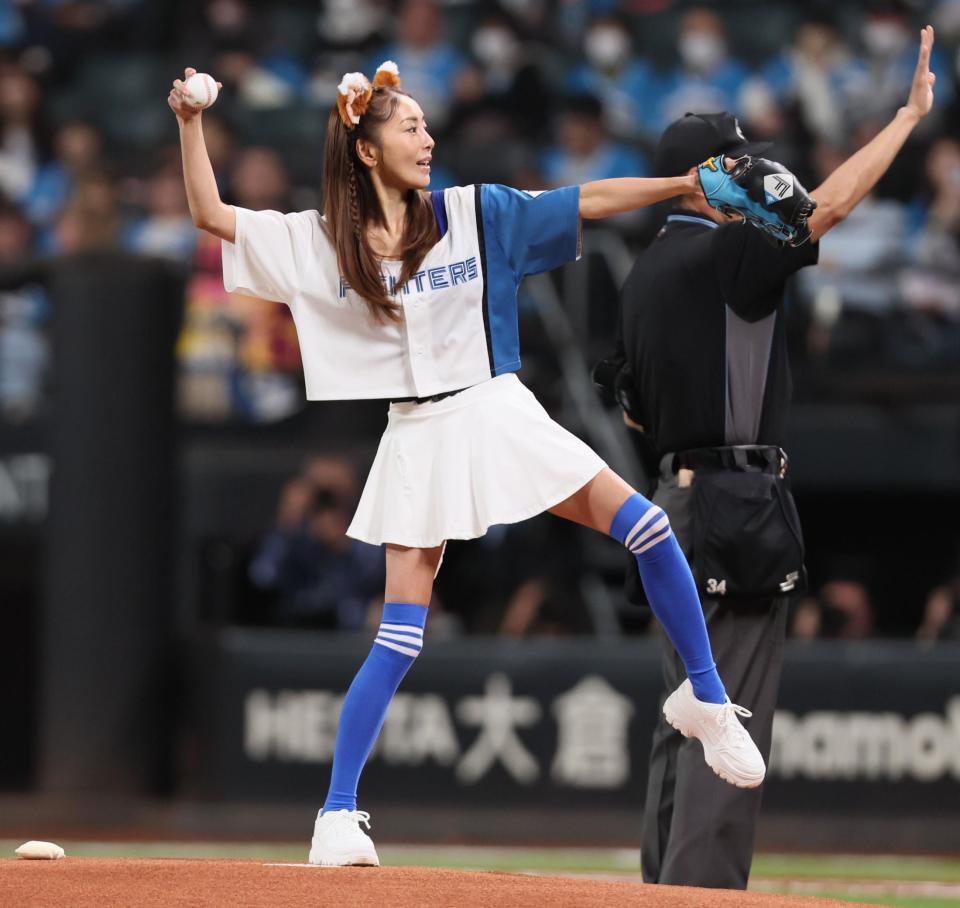 　始球式を務める熊切あさ美（撮影・中島達哉）