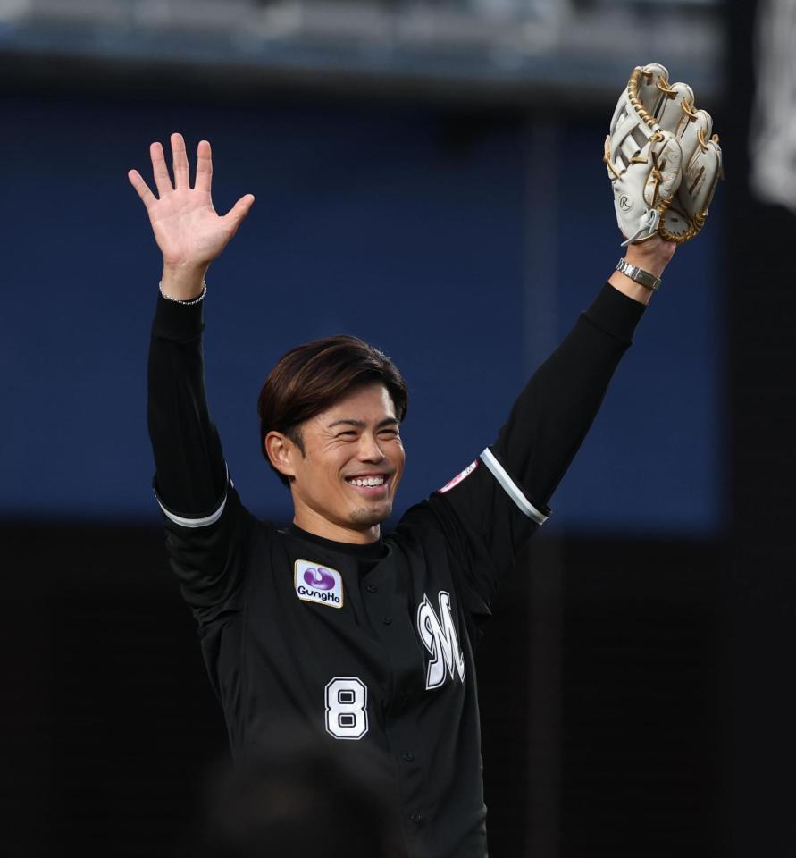 　応援歌の合唱に喜ぶ今江敏晃氏（撮影・金田祐二）