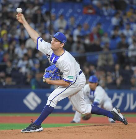 　ヤクルト打線に立ち向かうバウアー（撮影・佐藤厚）