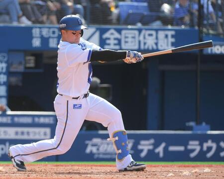 　３回、牧は中前安打を放つ（撮影・佐藤厚）