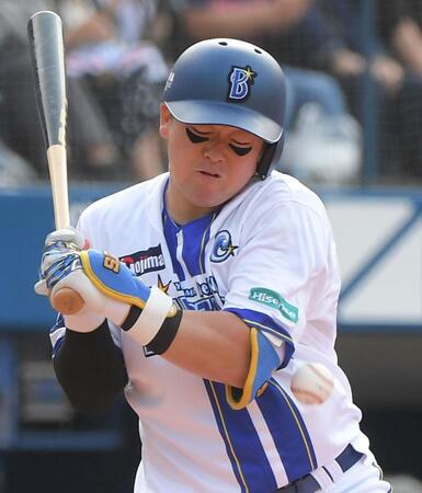 　５回、牧は左腕に死球を受ける（撮影・佐藤厚）