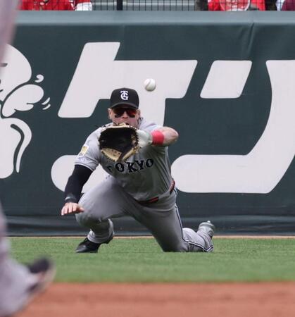 　６回、菊池の打球を好捕するキャベッジ（撮影・市尻達拡）