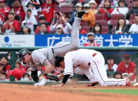 　８回、二ゴロを放ち、一塁手田村（右）と交錯するキャベッジ