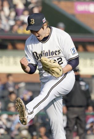 　５回、ピンチを断ちガッツポーズするオリックス・九里＝楽天モバイルパーク