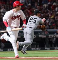 　４回、森下の送りバントを三塁へ送球する岡本（撮影・市尻達拡）