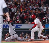 　４回、坂本は岡本からの送球を捕球できず、ファビアンの生還を許す（撮影・市尻達拡）