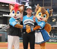 　ピースサインで記念撮影に応じる郡司（撮影・中島達哉）