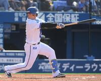 　３回、牧は中前安打を放つ（撮影・佐藤厚）