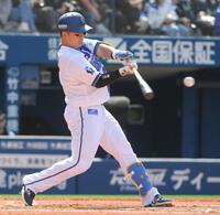 　１回、牧は左線二塁打を放つ（撮影・佐藤厚）