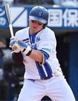 　５回、死球を受ける牧