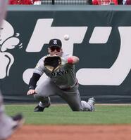 　６回、菊池の打球を好捕するキャベッジ（撮影・市尻達拡）