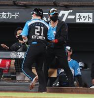 　９回、矢沢の適時打で生還した二走・清宮幸（２１）を迎える新庄監督（撮影・中島達哉）