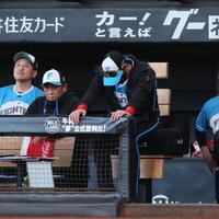 　８回、リクエストが判定通りで代わらず先制を許し、がっくりする新庄監督（中央）＝撮影・中島達哉