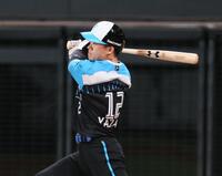 　９回、適時打を放つ代打・矢沢（撮影・中島達哉）