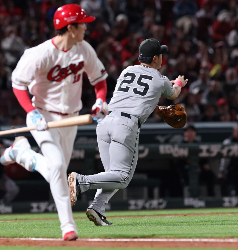 　４回、森下の送りバントを三塁へ送球する岡本（撮影・市尻達拡）