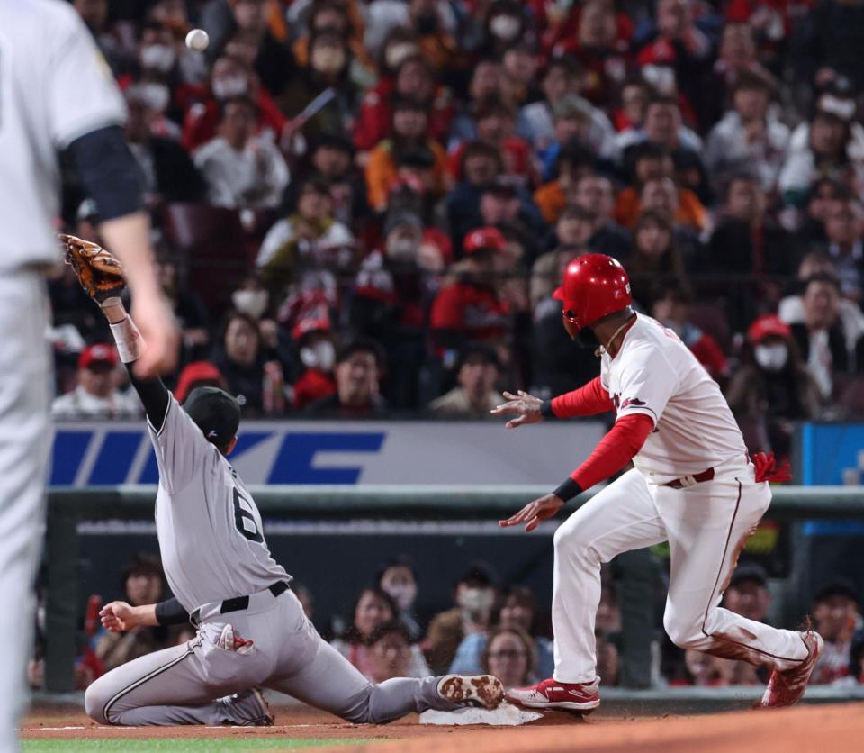 　４回、坂本は岡本からの送球を捕球できず、ファビアンの生還を許す（撮影・市尻達拡）