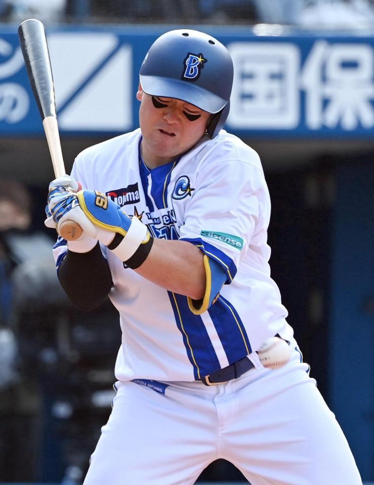 　５回、死球を受ける牧