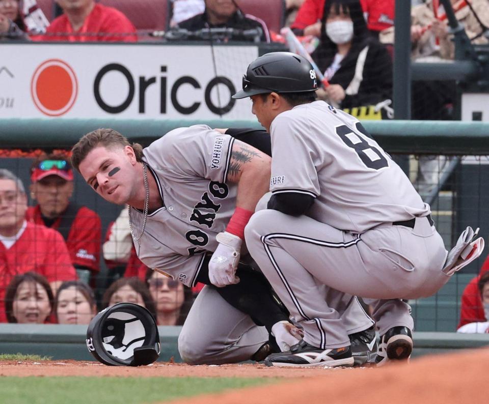 　８回、一塁手・田村と接触し、右肩を押さえるキャベッジ（撮影・市尻達拡）