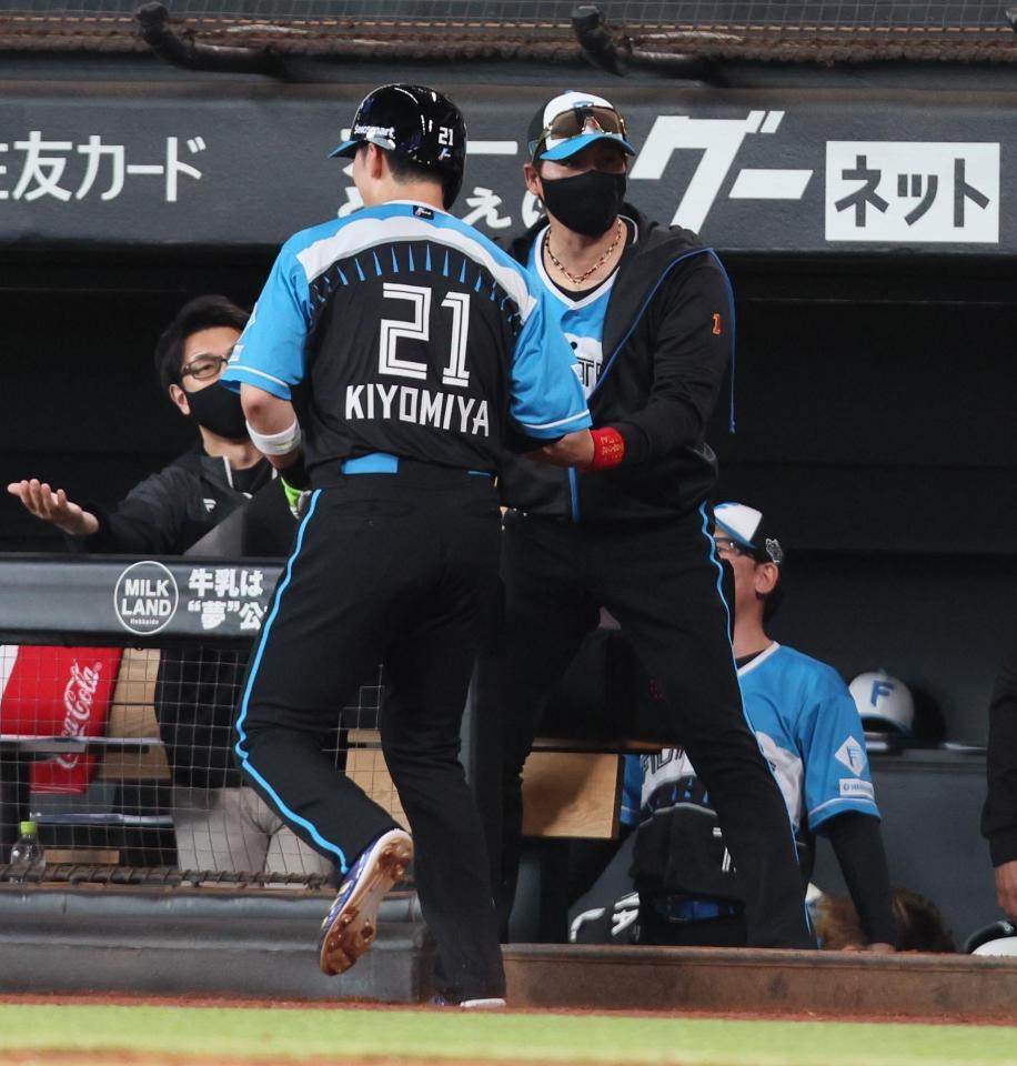 　９回、矢沢の適時打で生還した二走・清宮幸（２１）を迎える新庄監督（撮影・中島達哉）