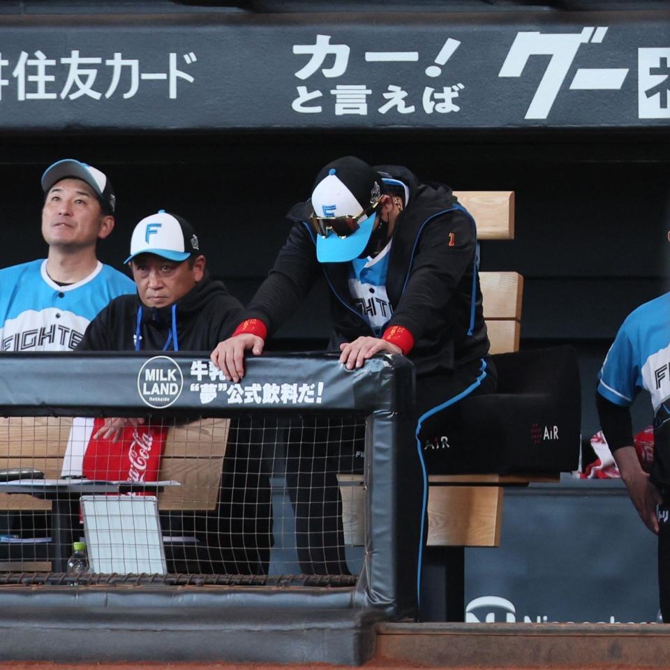 　８回、リクエストが判定通りで代わらず先制を許し、がっくりする新庄監督（中央）＝撮影・中島達哉