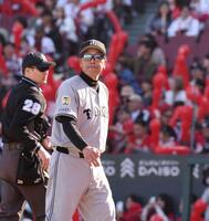 　７回、選手交代を告げる阿部監督（撮影・市尻達拡）