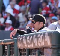 　６回、グラウンドを見つめる阿部監督（撮影・市尻達拡）