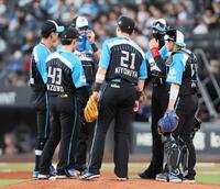 　５回、マウンドに向かい、ナインに声を掛ける新庄監督（右から２人目）＝撮影・中島達哉