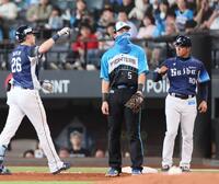 　５回、ネックウォーマーを着用して守備につく野村（左は安打を放ったネビン）＝撮影・中島達哉