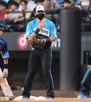 　６回、マスクをして守備につく野村（撮影・中島達哉）