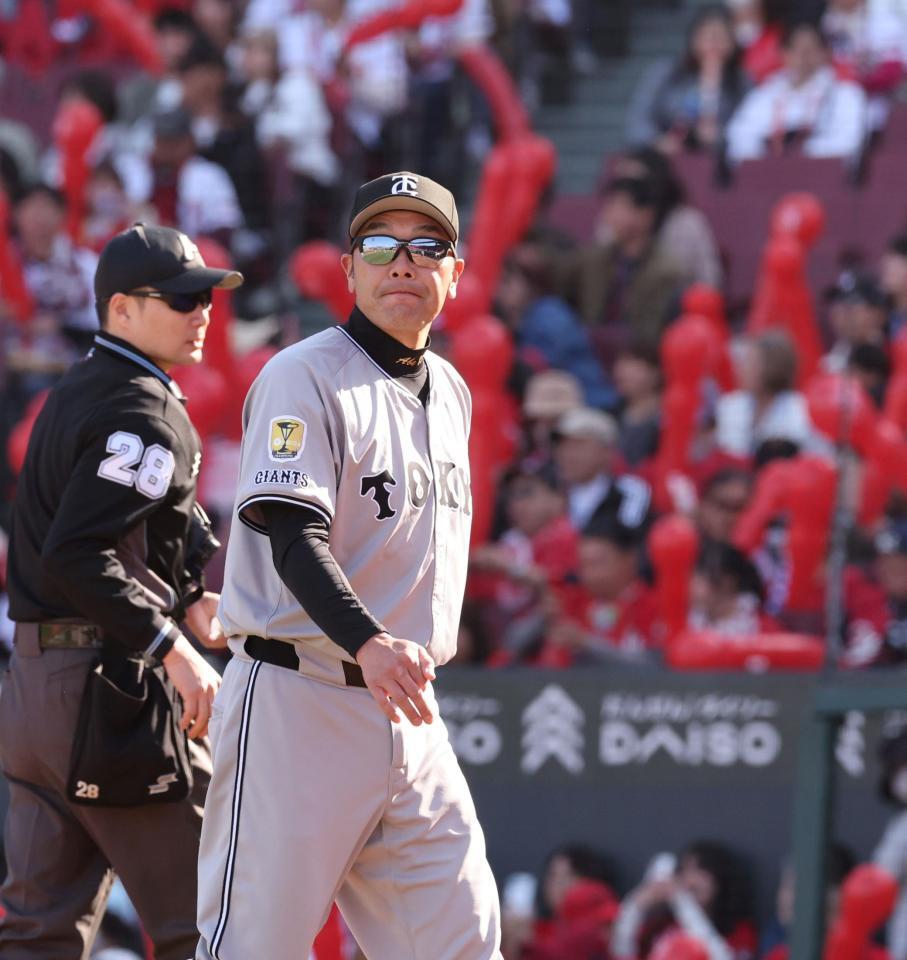 　７回、選手交代を告げる阿部監督（撮影・市尻達拡）