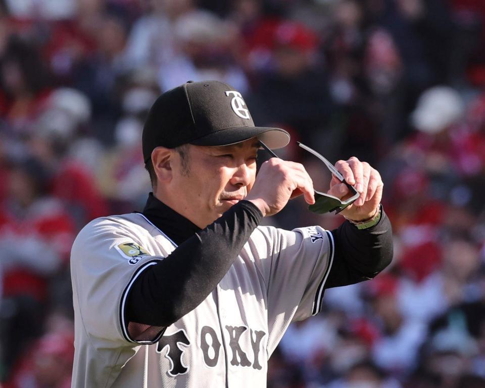 　７回、投手交代を告げ、サングラスをかける阿部監督（撮影・市尻達拡）