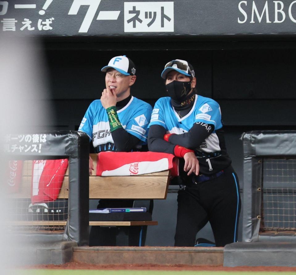 　７回、森本外野守備走塁コーチ（左）と斎藤の投球を見守る新庄監督（撮影・中島達哉）