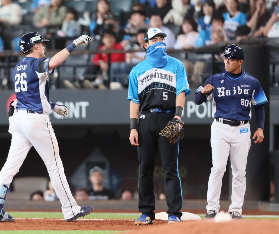 　５回、ネックウォーマーを着用して守備につく野村（左は安打を放ったネビン）＝撮影・中島達哉