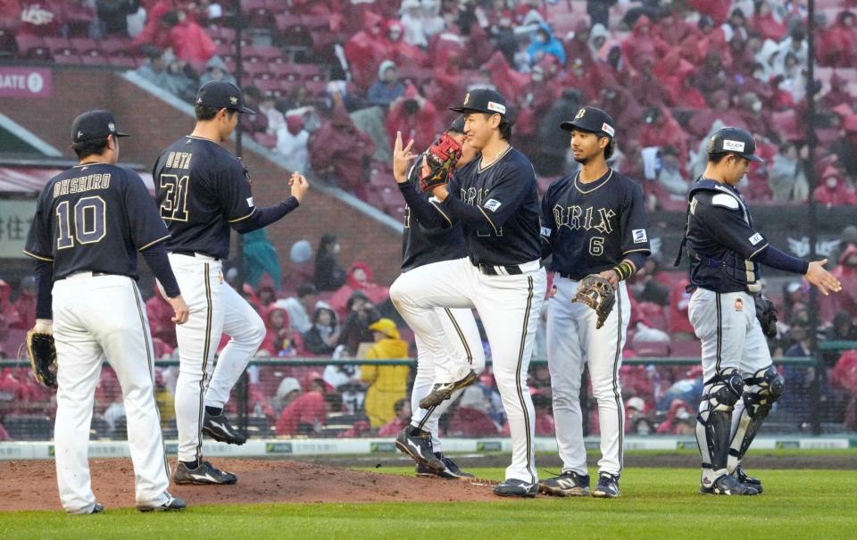 　楽天に勝利し、喜ぶオリックスナイン