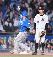 　６回、走者一掃の中越え適時三塁打を放ちガッツポーズを決める吉田（左）。三塁手・上田（撮影・開出牧）