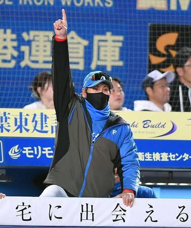 　６回、石井の勝ち越し打に人さし指を突き上げる日本ハム・新庄監督（撮影・開出牧）
