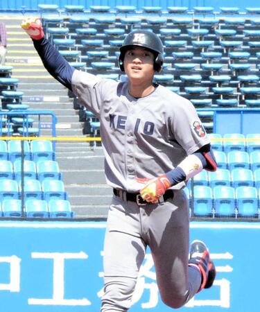 　１回、３ランを放ちガッツポーズする慶大・今泉（撮影・間宮涼）