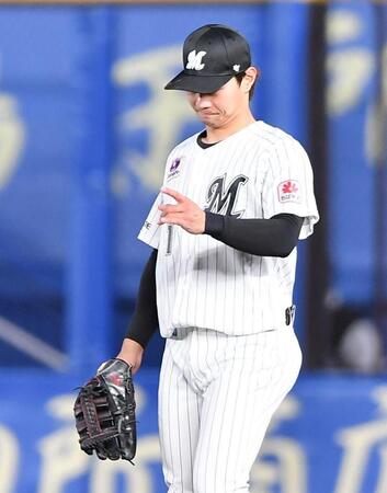 　４回、レイエスをライトゴロに仕留めポーズを決める藤原（撮影・開出牧）